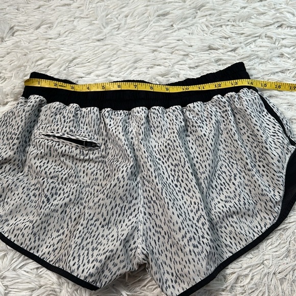 Lululemon Hotty Hot Short Dottie Dash White Black / Black - Picture 6 of 8